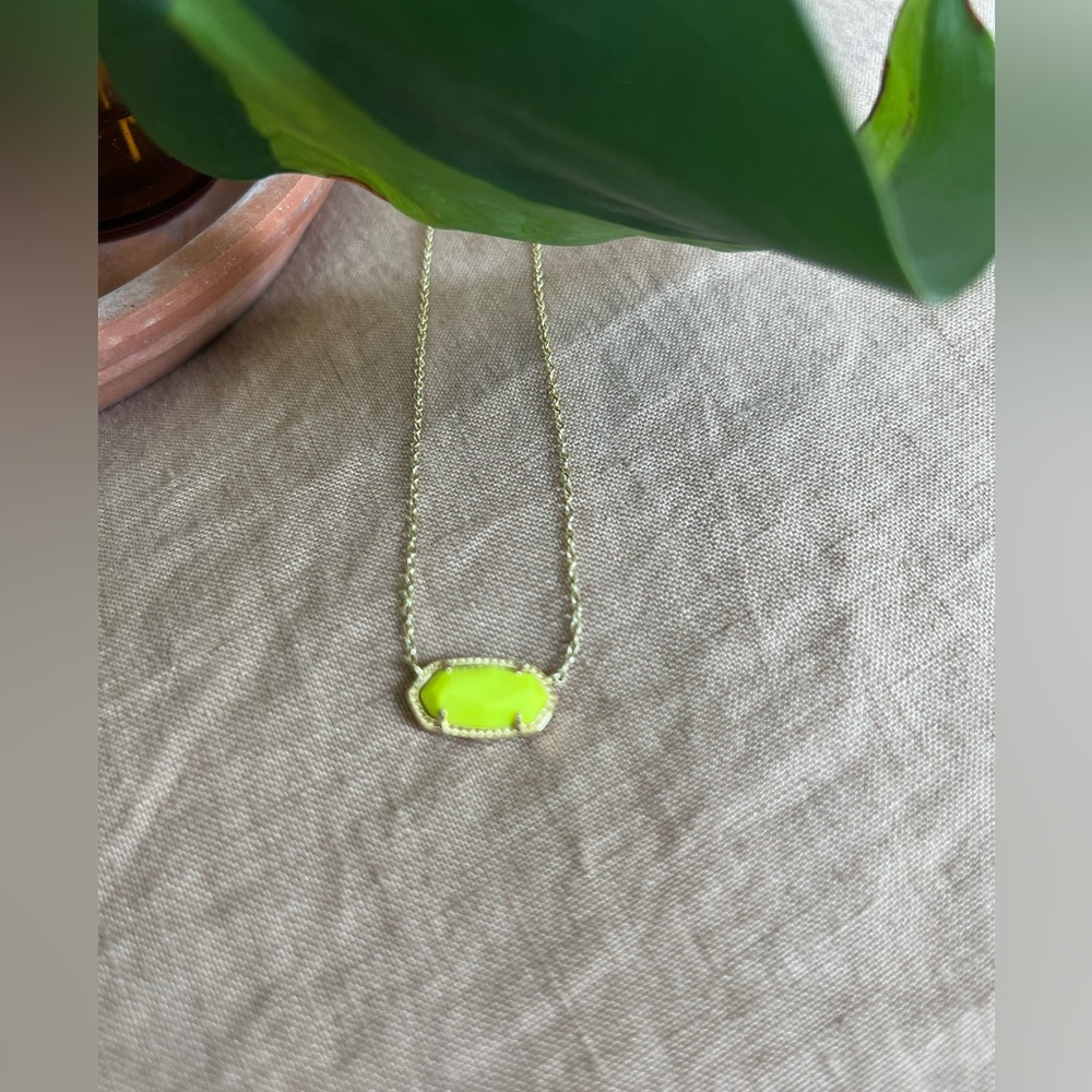 KENDRA SCOTT - Neon Green Yellow & Gold
Pendant Necklace - SOLD OUT